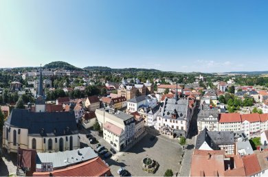 Drohnenaufnahme des Pößnecker Marktplatzes mit Stadtkirche und Rathaus
