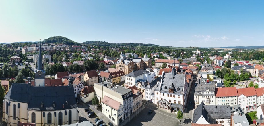 Drohnenaufnahme des Pößnecker Marktplatzes mit Stadtkirche und Rathaus