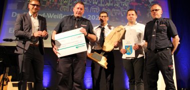 Jahresempfang_Weißer-Preis Vertreter der Feuerwehr bei Preisübergabe auf Bühne