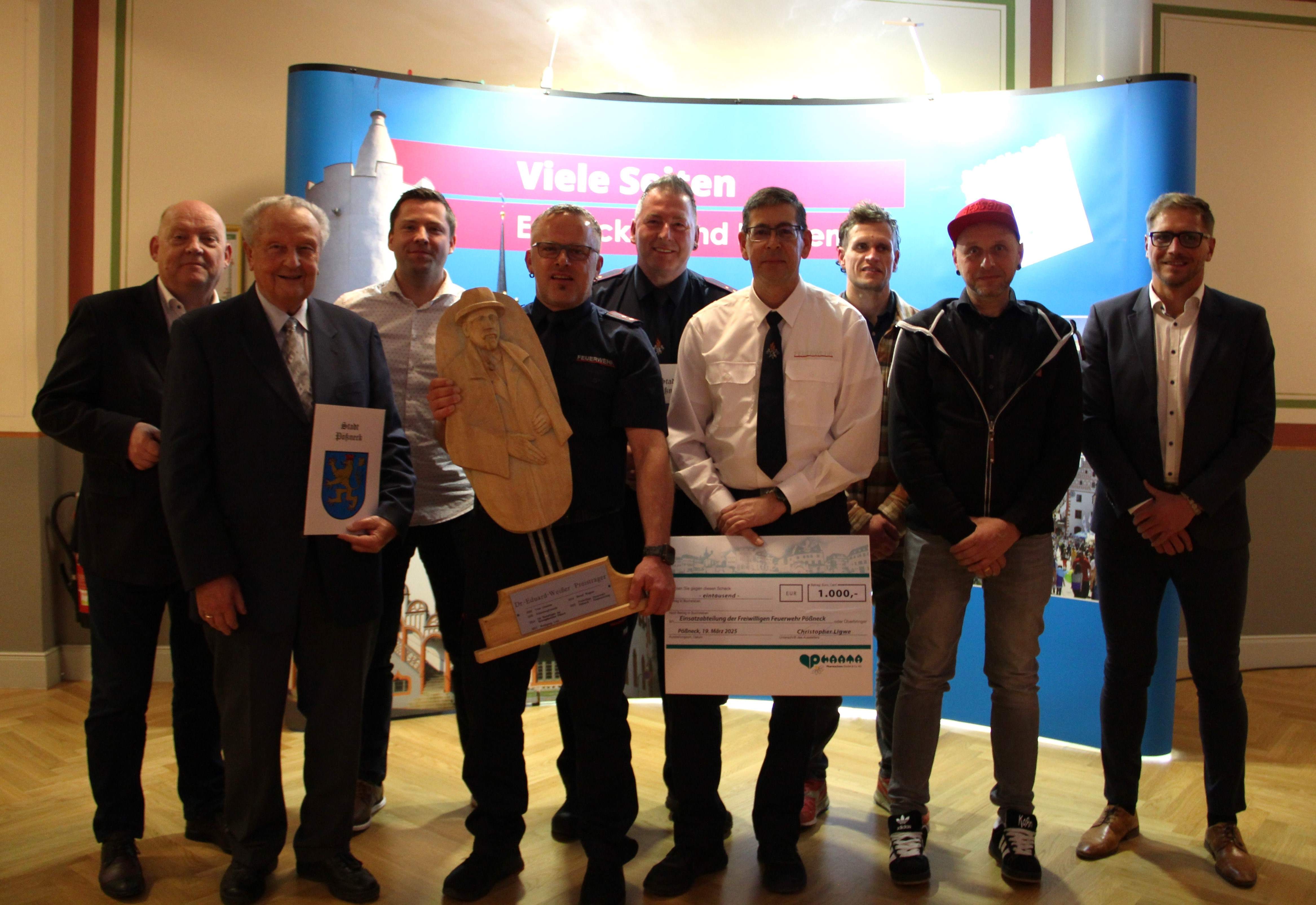 Mehrere Männer mit Urkunden und Preisen