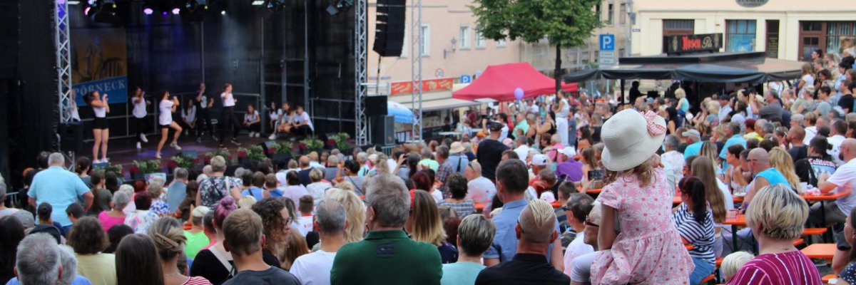 Pößnecker Stadtfest - Marktbühne zahlreiche Menschen vor einer Bühne