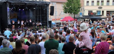 Pößnecker Stadtfest - Marktbühne zahlreiche Menschen vor einer Bühne