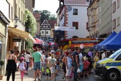 Pößnecker Stadtfest Blaulichtmeile mit Polizei und Feuerwehr sowie interessierten Besuchern