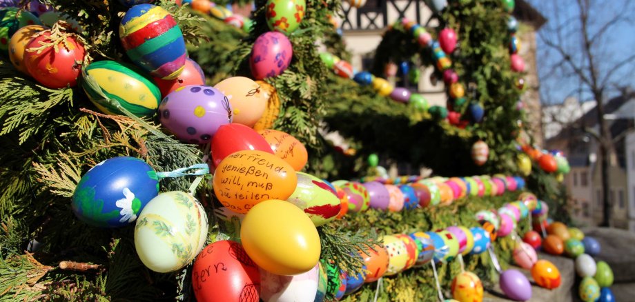 Detailaufnahme der bunten Eier der Pößnecker Osterkrone