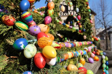 Osterzeit in Pößneck Detailaufnahme der bunten Eier der Pößnecker Osterkrone