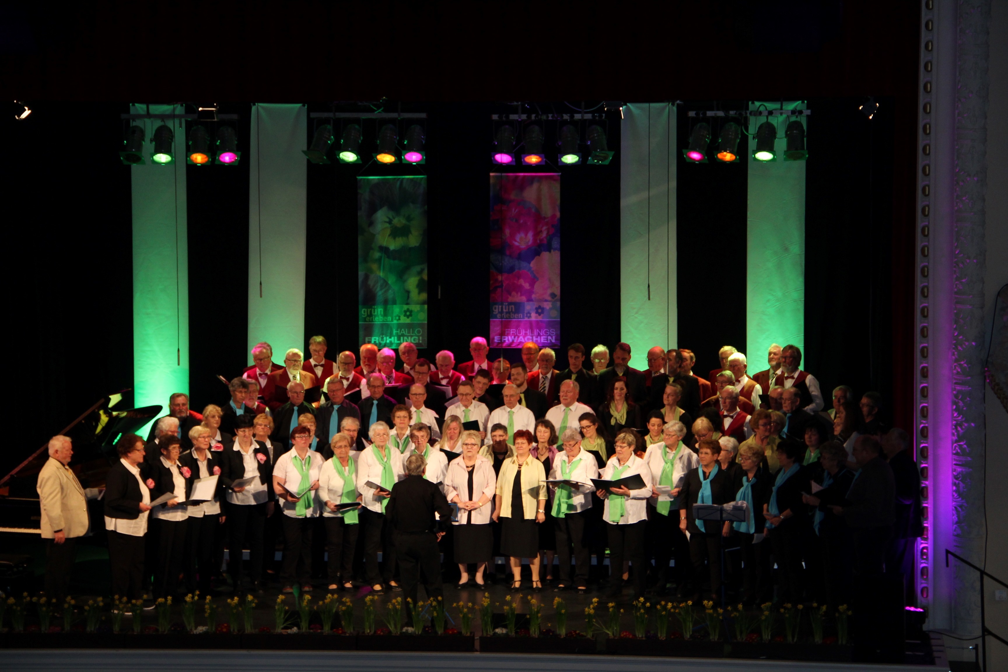verschiedene Chöre singen gemeinsam auf der Bühne
