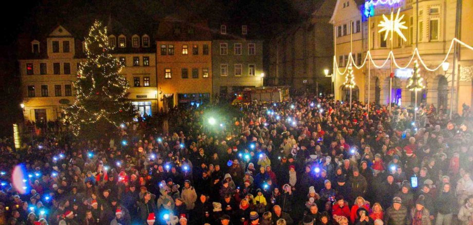 weihnachtlicher Marktplatz voller Menschen