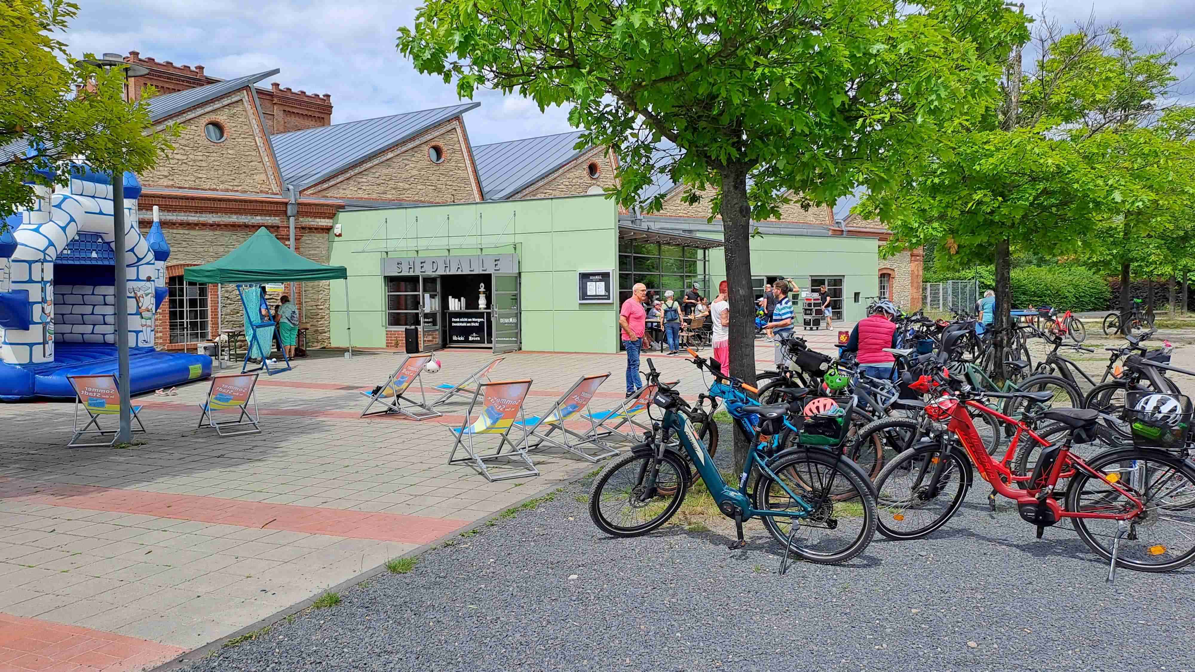 zahlreiche Fahrräder vor der Pößnecker Shedhalle