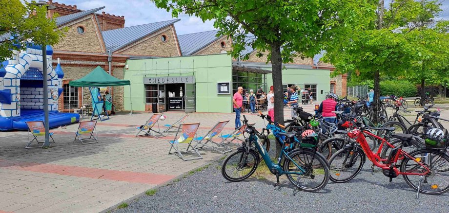 zahlreiche Fahrräder vor der Pößnecker Shedhalle