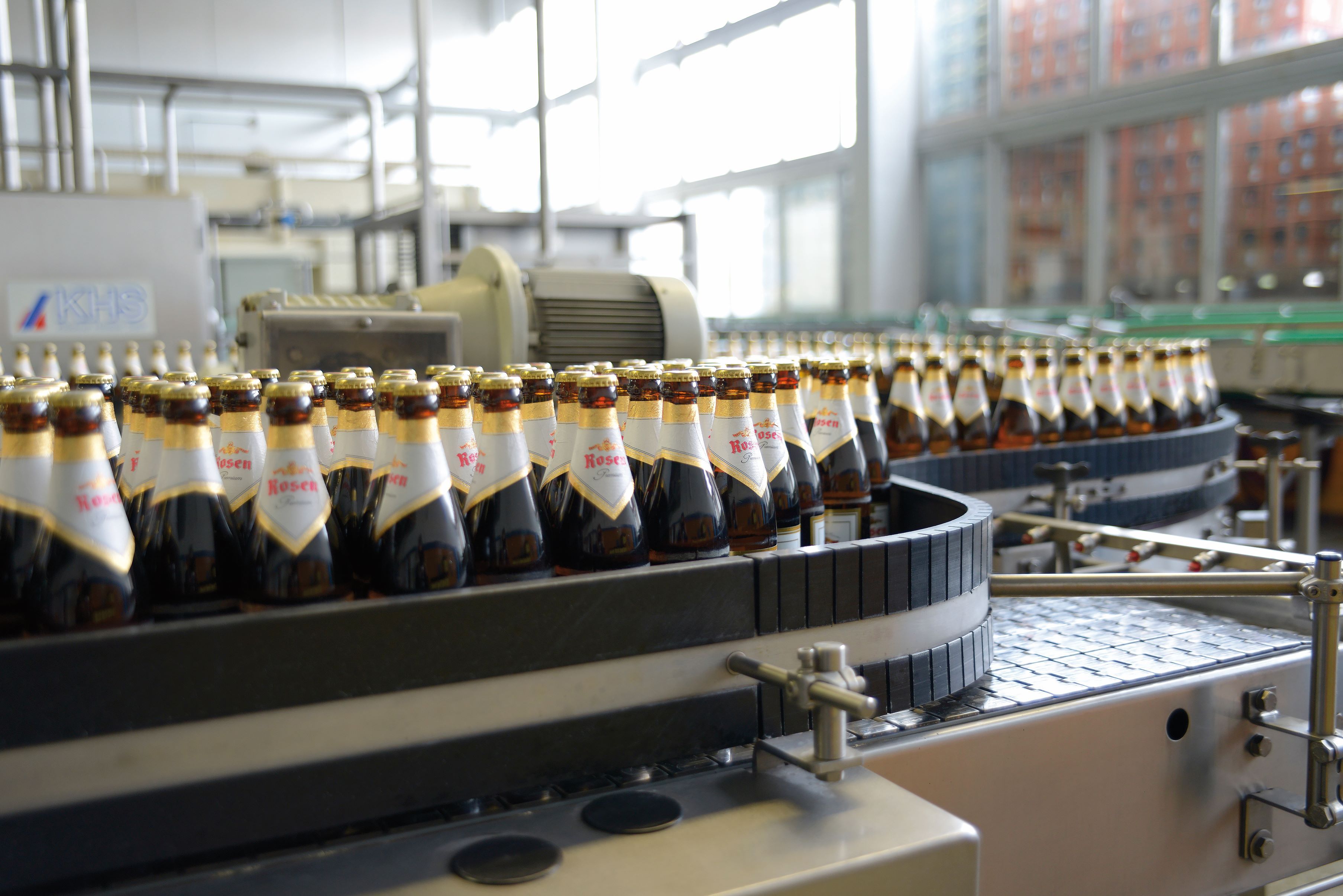 Rosenbrauerei Pößneck Bierflaschen auf einem Transportband