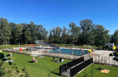 Liegewiese und Schwimmerbecken Freibad Bad am Wald mit Besuchern