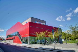 Stadtbad Außenansicht Stadtbad mit markanter moderner roter Fassade