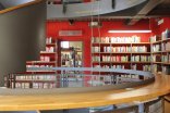Bücherturm der Stadtbibliothek mit Bücherregalen 