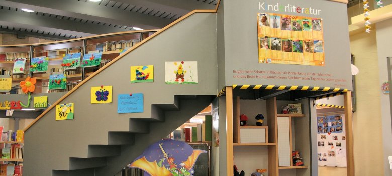 Innenansicht Bilke mit Treppe zur Kinder- und Jugendliteratur