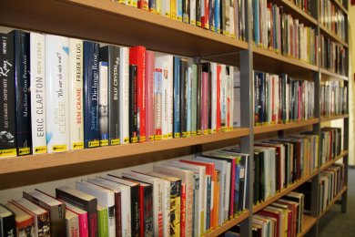 Regal mit Büchern