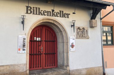 große rote Eingangstür mit Schriftzug Bilkenkeller darüber