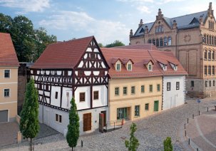 Außenansicht der drei Häuser Museum642