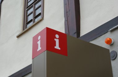 Weißer i auf rotem Grund