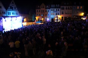 Marktbühne mit Publikum zum Abendkonzert Stadtfest