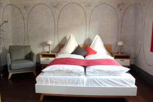 Doppelbett in der Tessenow-Ferienwohnung