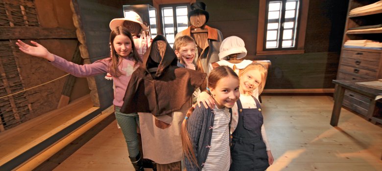 Kinder verkleiden sich im Museum642