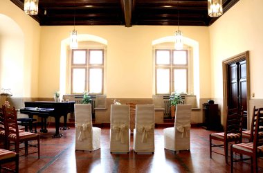 Vier Stühle mit Stuhlhussen für Eheschließung im großen Rathaussaal
