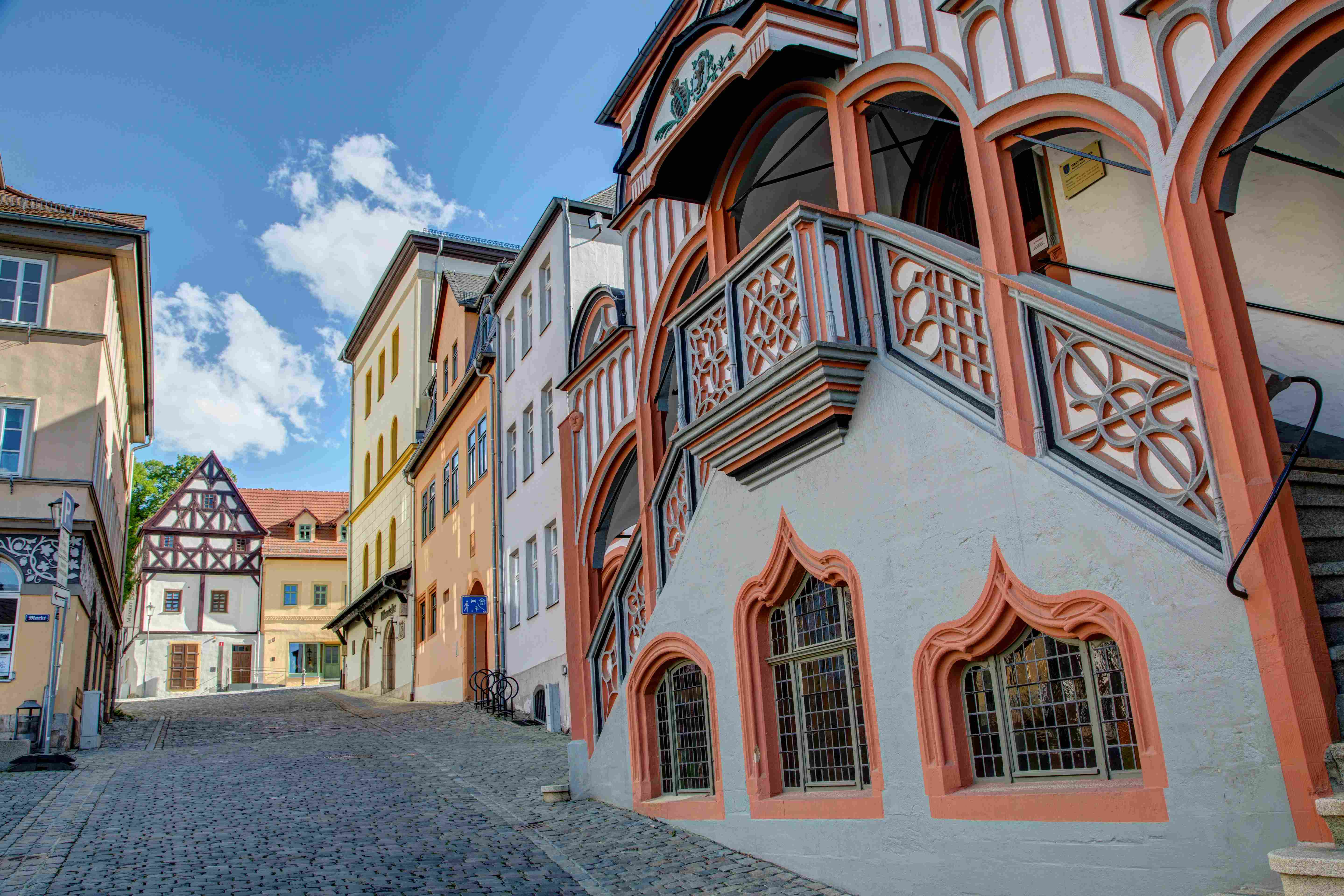 Rathaustreppe und Blick nach oben zum Museum642