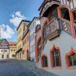 Rathaustreppe und Blick nach oben zum Museum642