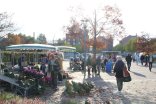 Marktstände und Menschen draußen