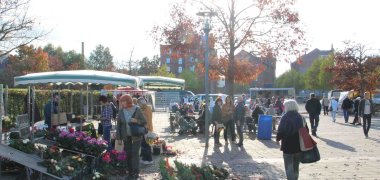Herbst-Landmarkt Marktstände und Menschen draußen