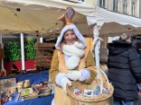 Frau verkleidet als Osterhase