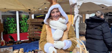 Pößnecker Ostermarkt Frau verkleidet als Osterhase