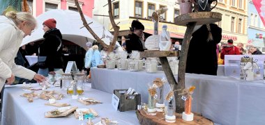 Pößnecker Ostermarkt Blick auf Verkaufsstand mit handgemachten Produkten