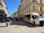 Fußgängerzone mit Verkaufswagen