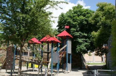 Spielgeräte mit roten Dächern