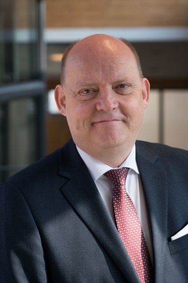 Porträt Bürgermeister Michael Modde im Innenraum