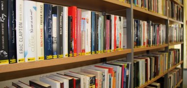 Regal mit Büchern