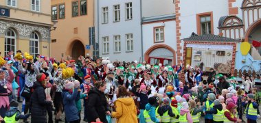 Tanzaufführung Pößnecker Karnevalsvereine auf dem Markt