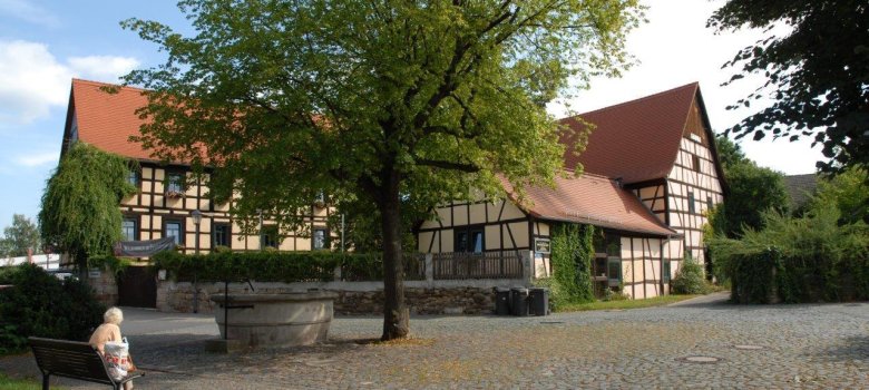Dorfanger Jüdewein Brunnen umgeben von Fachwerkhäusern