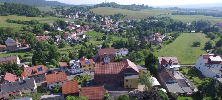 Ortsteil Schlettwein Luftaufnahme dörflich mit grüner Umgebung