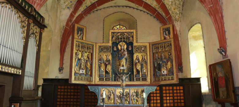 Prachtvoller Altar im Kirchinneren