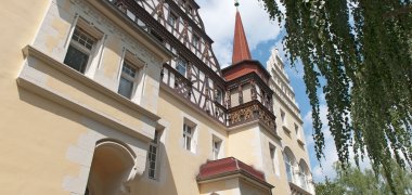 reich verzierter Eckturm der Villa des einstigen Pößnecker Schokoladenfabrikanten Robert Berger