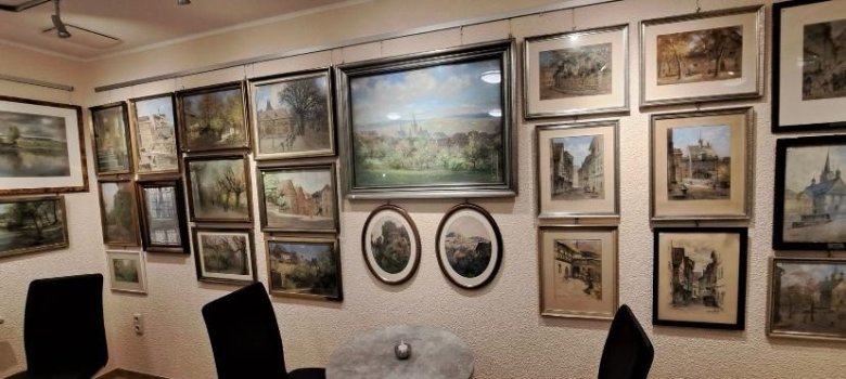 Kulturstube - Franz Huth Bildergalerie Wand mit Gemälden von Franz Huth