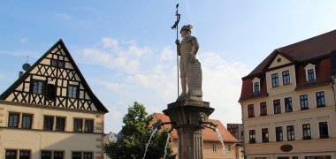 Brunnenfigur des Marktbrunnens mit umgebenden Häusern