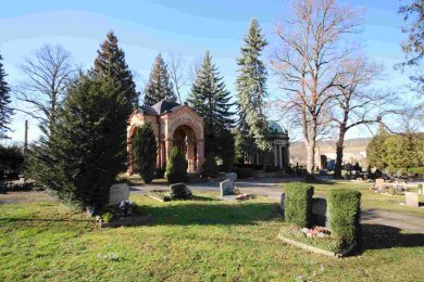 Oberer Friedhof Pößneck Gräber, im Hintergrund ein Mausoleum
