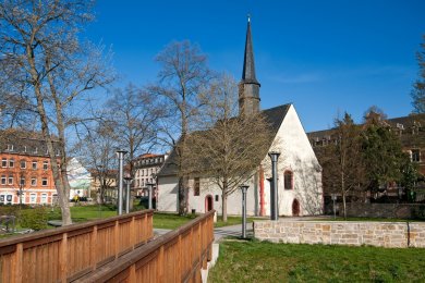 Gottesackerkirche kleine Kirche in einem Park mit Brücke davor