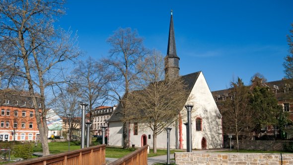 kleine Kirche in einem Park mit Brücke davor