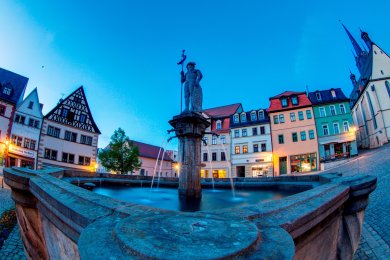 Marktbrunnen abends Nahaufnahme Marktbrunnen in der Dämmerung mit steinernem Marktbornmännchen in der Mitte
