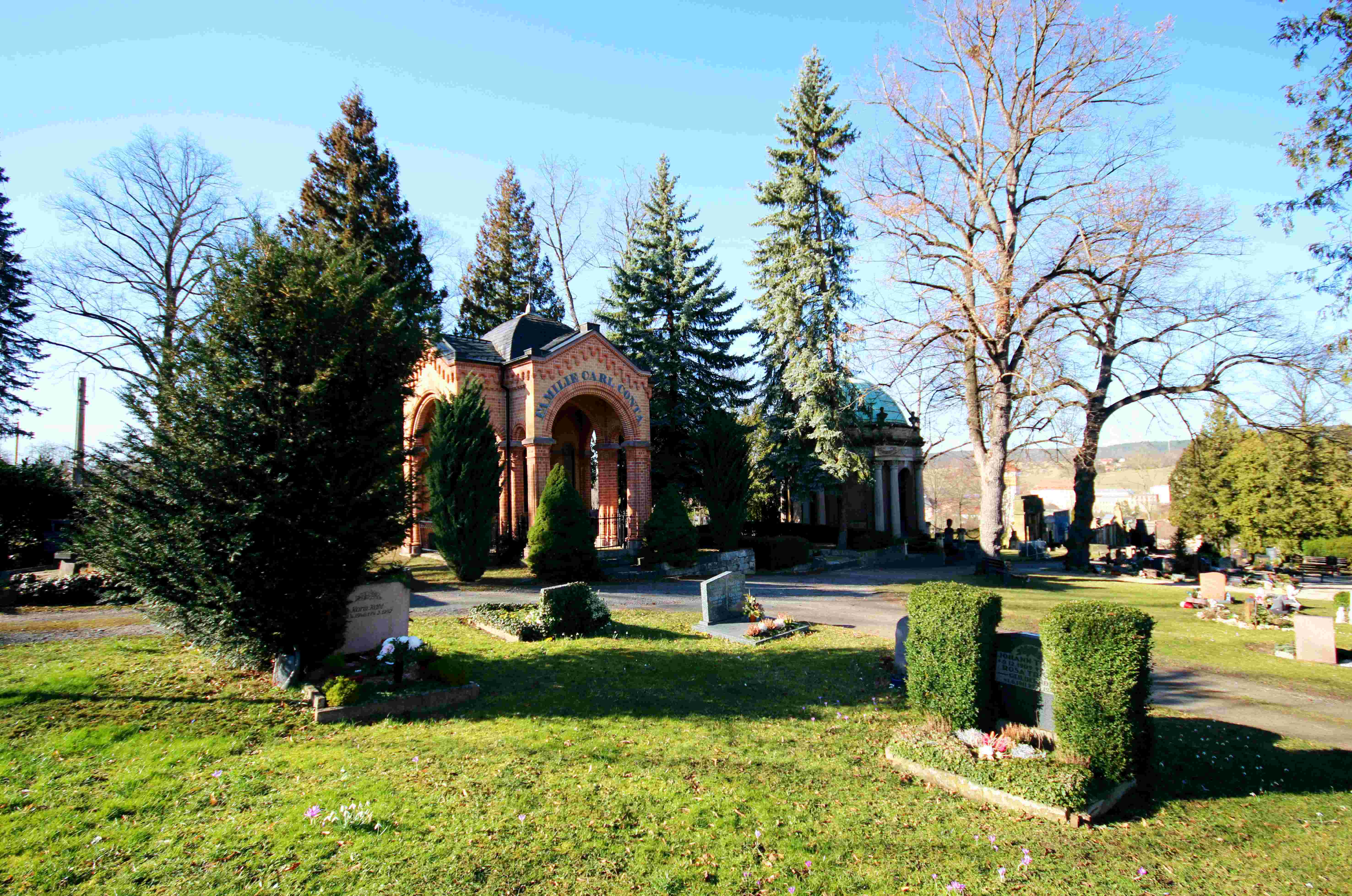 Oberer Friedhof Pößneck Mausoleum und Grabanlagen umgeben von Wiese und Bäumen