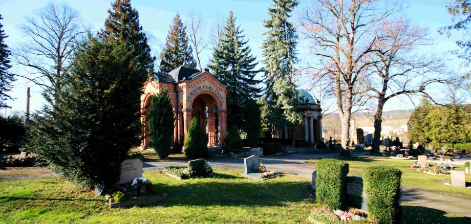 Mausoleum und Grabanlagen umgeben von Wiese und Bäumen